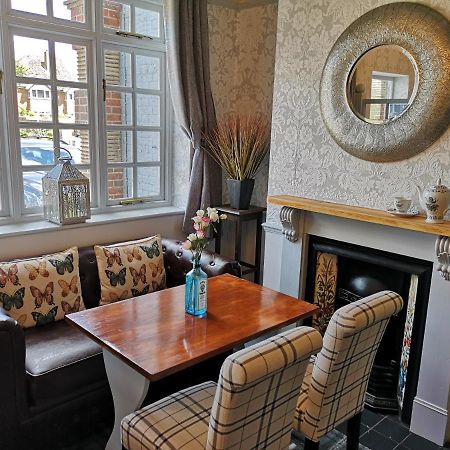 Woolpack Inn ชิชิสเตอร์ ภายนอก รูปภาพ